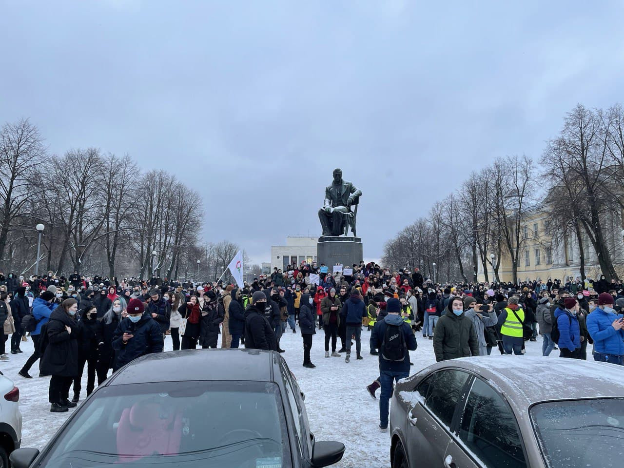 Пионерская площадь 1. Пионерская площадь. Митинг на бульваре у памятника Грибоедову. Фото Грибоедова милиции.