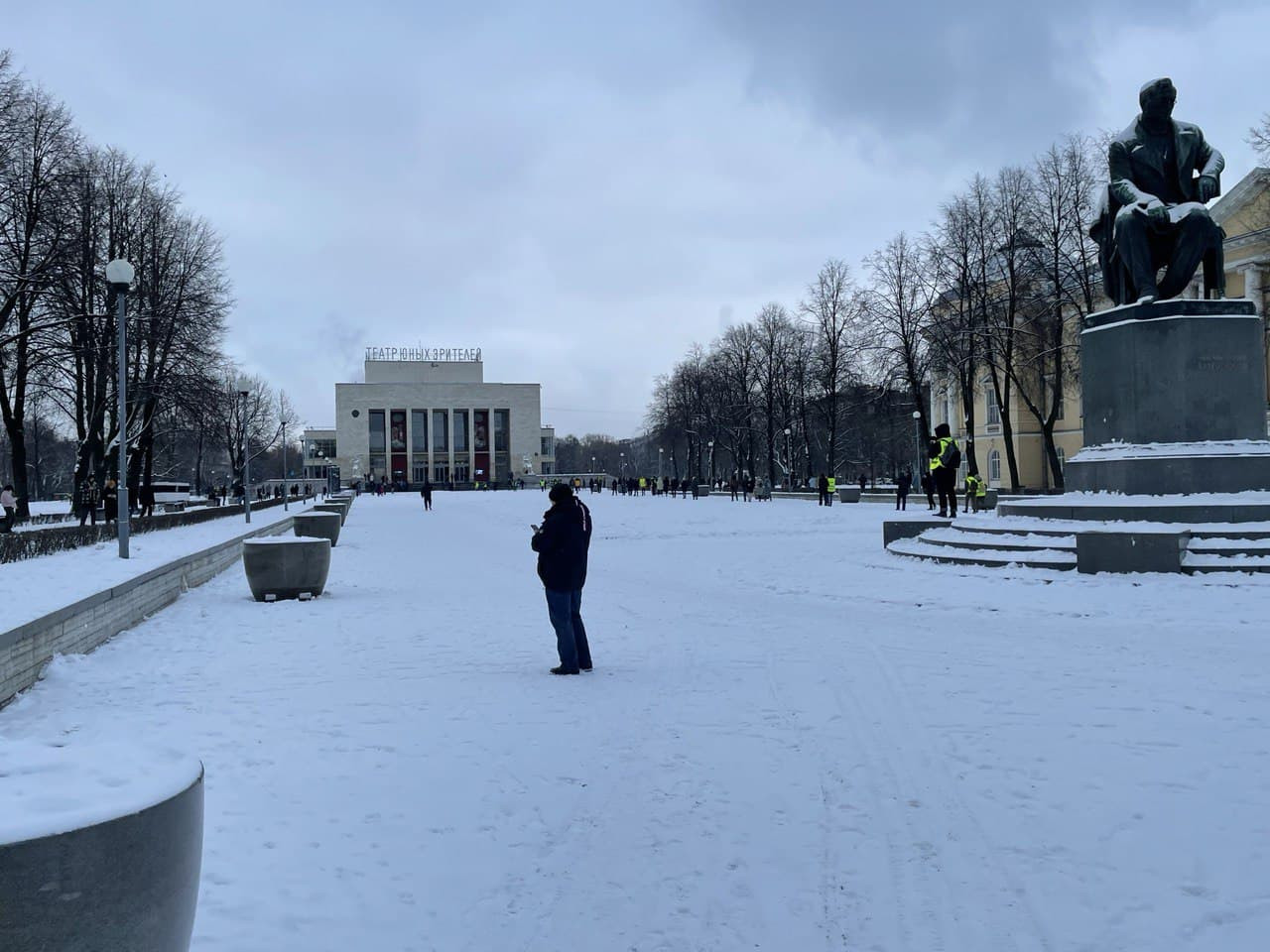 Пионерская площадь 1. Пионерская площадь Санкт-Петербург. Пионерская площадь СПБ театр. Пионерская площадь ночью. Санкт-Петербург военкомат у ТЮЗА.