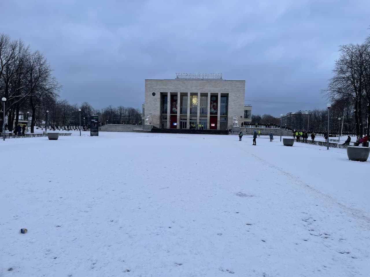 Пионерская площадь 1. Пионерская площадь Санкт-Петербург. Вид на ТЮЗ Пионерская площадь. Пионерская площадь 1 ТЮЗ фото.