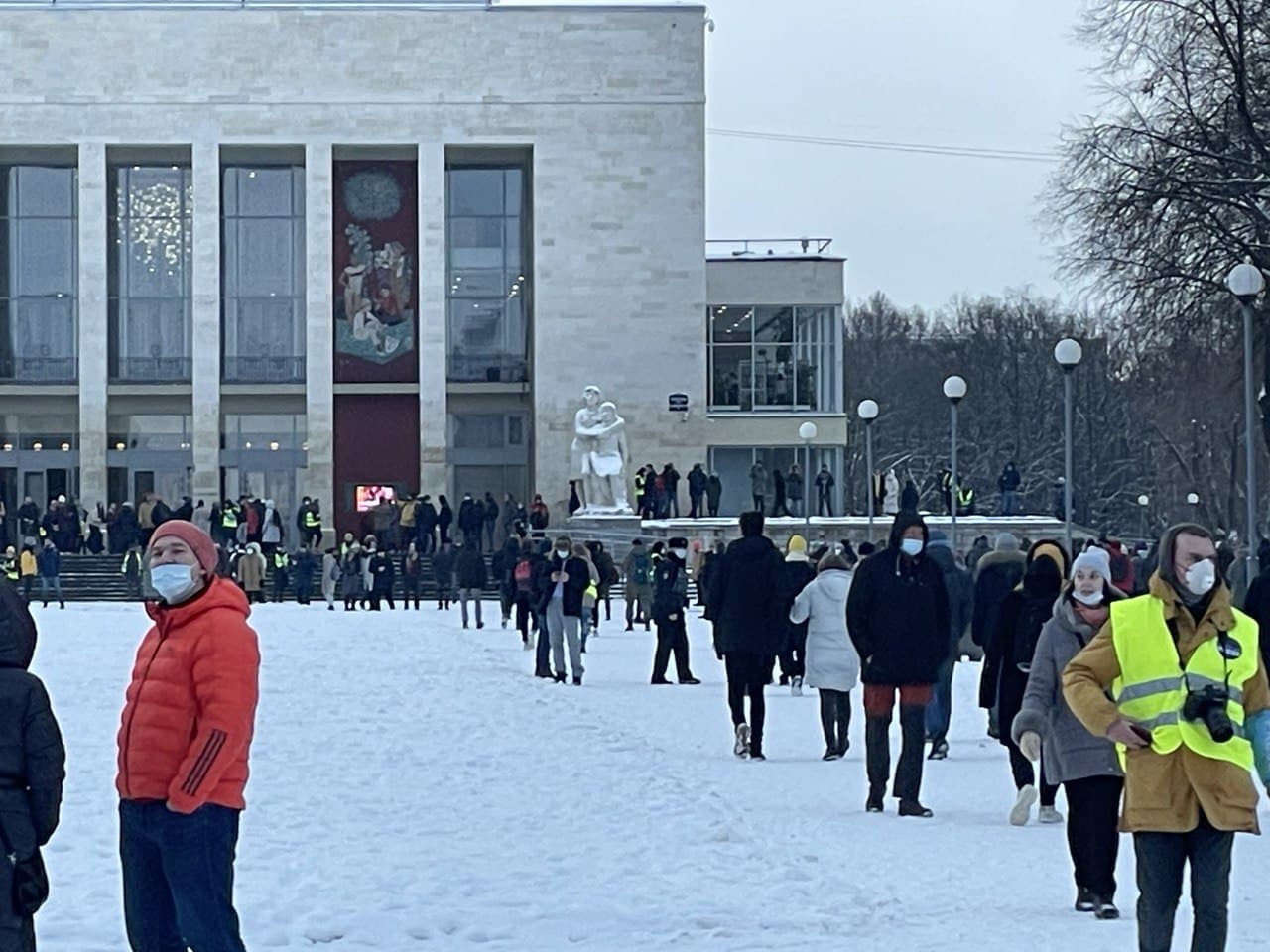 Пионерская площадь 1. Пионерская площадь. Санкт-Петербург военкомат у ТЮЗА. Дети зрители ТЮЗА на Пионерской площади. Вид на ТЮЗ Пионерская площадь.