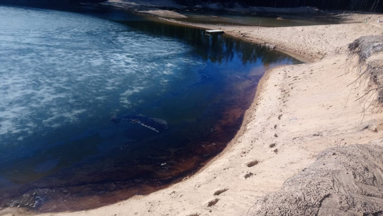 Вода в карьере. Карьер возле озера Ройка.