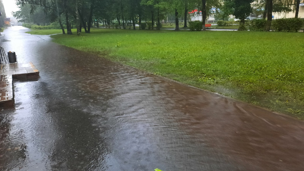 Видео: Тихвин поплыл. Машины стали моторными лодками › Статьи › 47новостей  из Ленинградской области