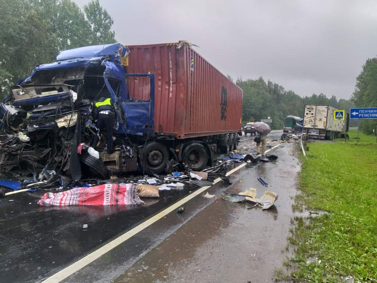 Фото: лобовой удар под Волховом искромсал кабины грузовиков, водители  погибли › Статьи › 47новостей из Ленинградской области