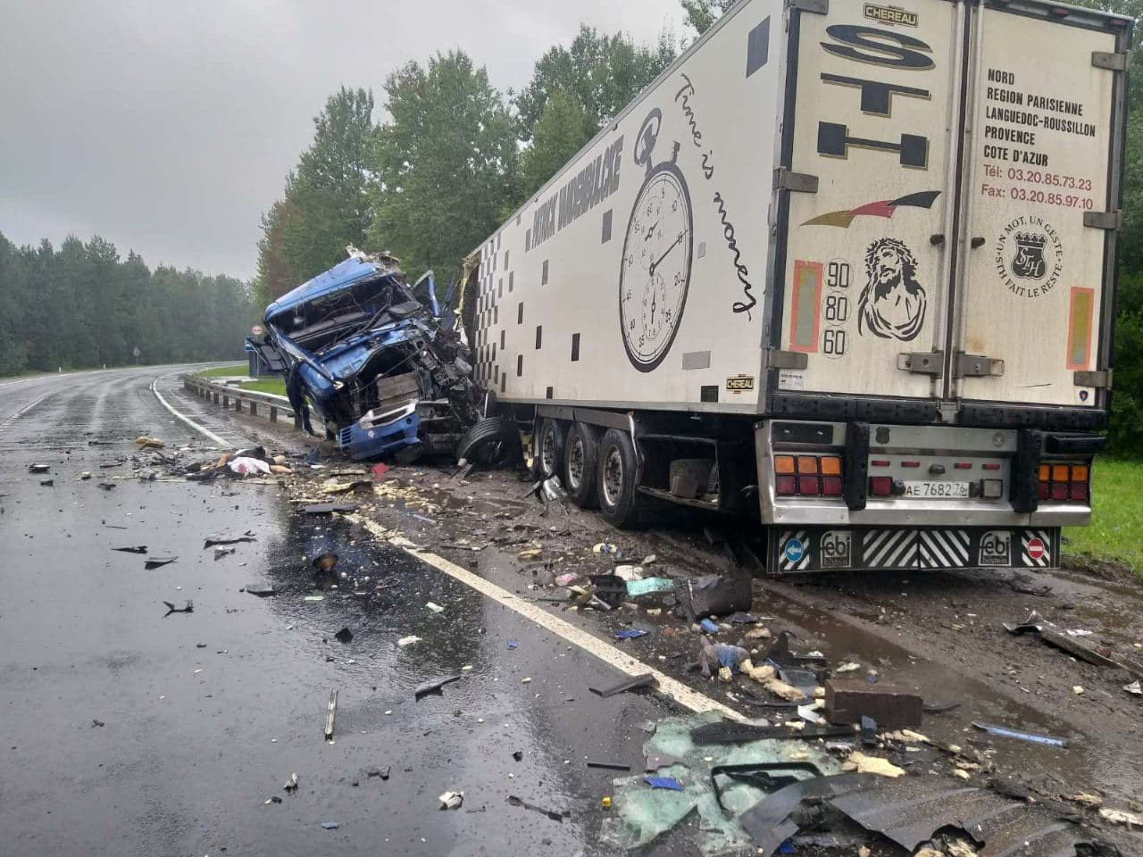 Фото: лобовой удар под Волховом искромсал кабины грузовиков, водители  погибли › Статьи › 47новостей из Ленинградской области