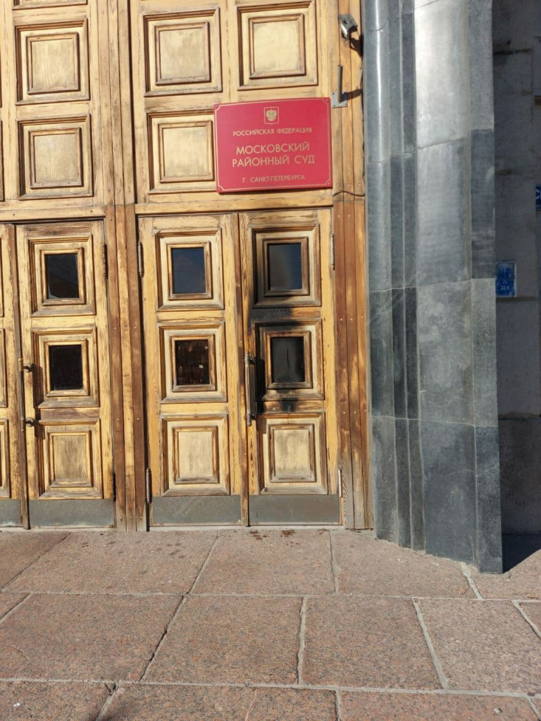 Поджигатель захарченко. Поджог двери. Поджог двери. Поджог двери в санкт петербурге. Поджог питерские двери.