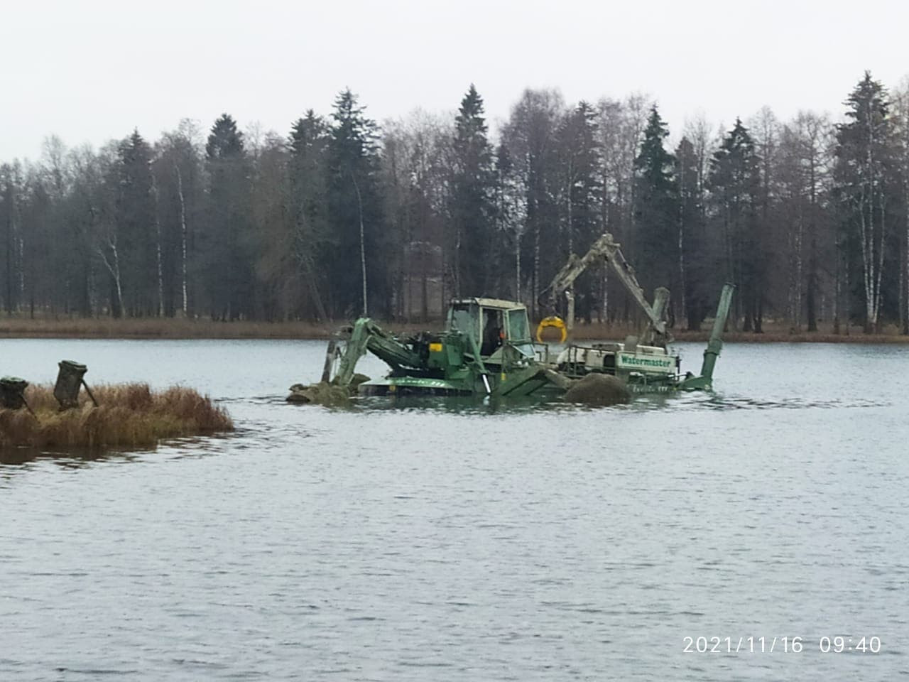 Фото: Горе-земснаряд вновь перевернулся в Гатчине. Стабилизаторы торчат из  воды, как ноги синхронистки › Статьи › 47новостей из Ленинградской области