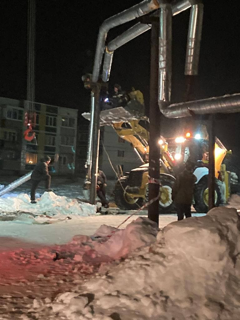 Фото: В деревне Пехенец латают теплотрассу после наезда трактора. Рабочих  поднимает ковш экскаватора › Статьи › 47новостей из Ленинградской области