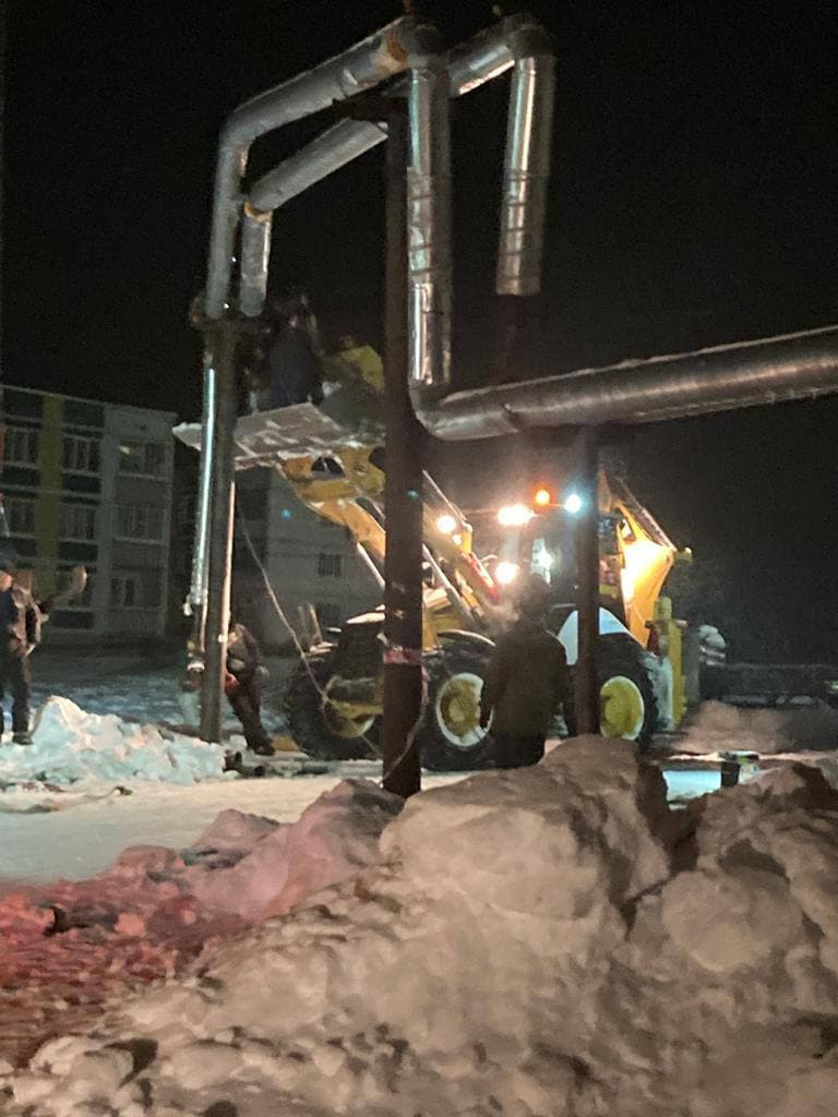 Фото: В деревне Пехенец латают теплотрассу после наезда трактора. Рабочих  поднимает ковш экскаватора › Статьи › 47новостей из Ленинградской области