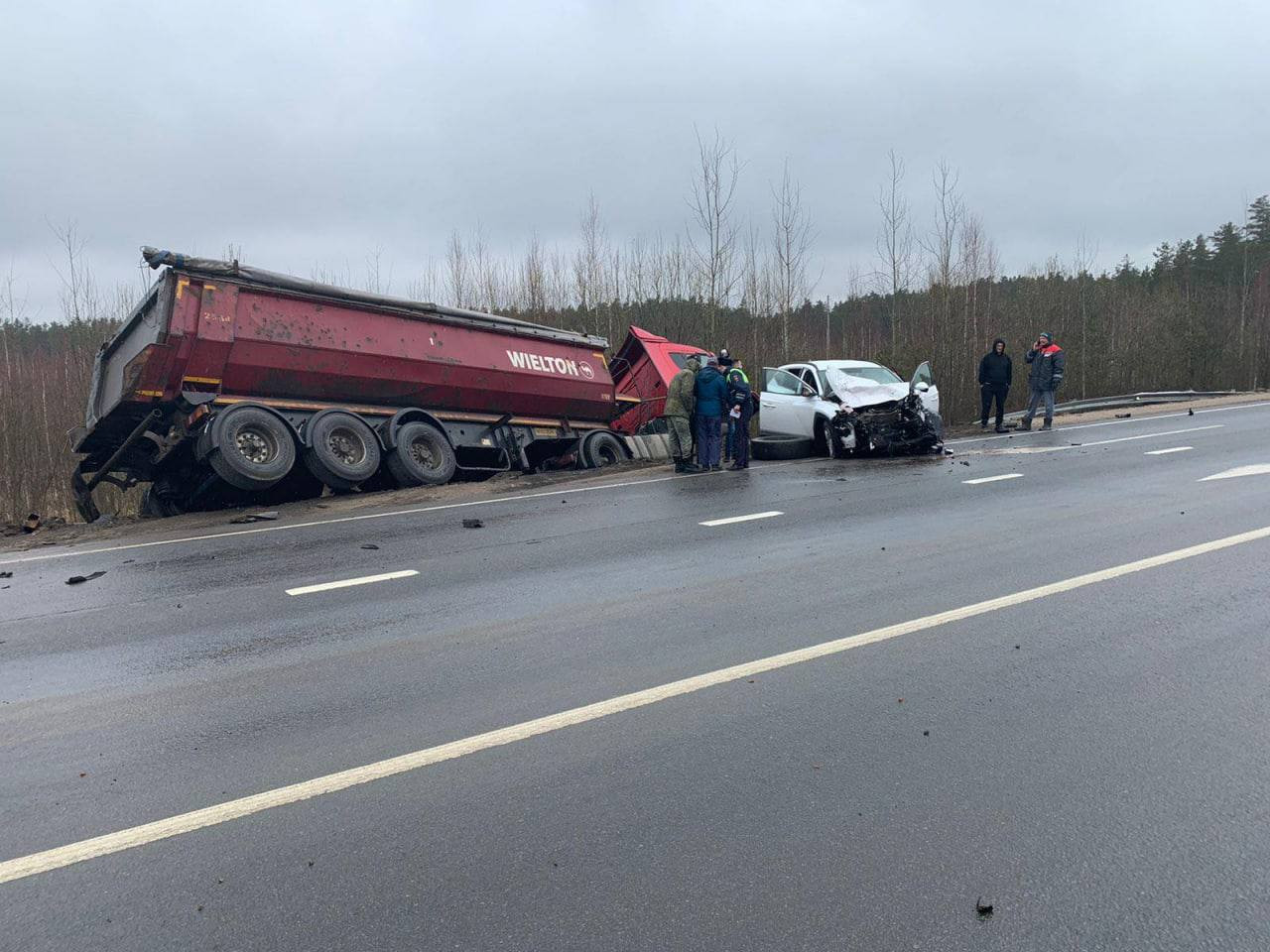 Под Лугой столкнулись легковушка и два грузовика. У машины военных вырвало  колеса - видео › Статьи › 47новостей из Ленинградской области