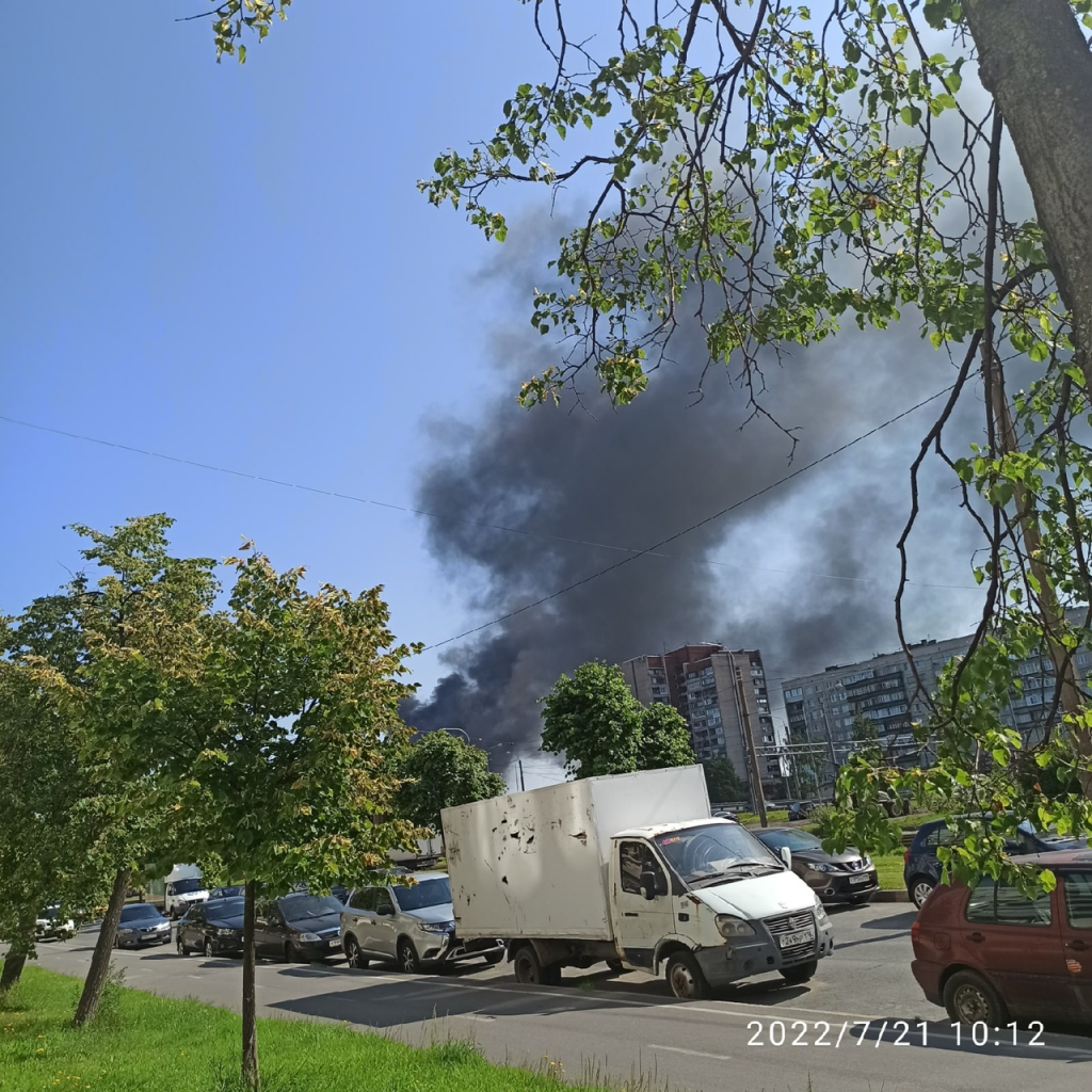 Дым в Петербурге видели