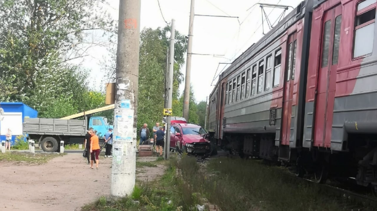 Электричка придавила автомобиль у станции Кирпичный Завод | 29.08.2022 |  ЛенОбласть - БезФормата