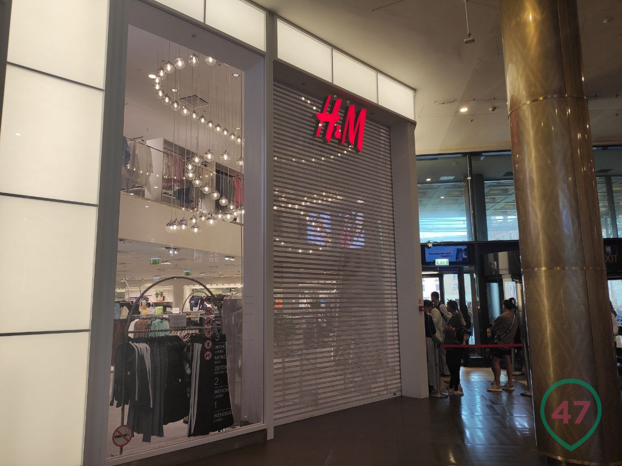 Открыть н. H&M галерея. Открытие магазина. HM В галерее. Вход в ТЦ.