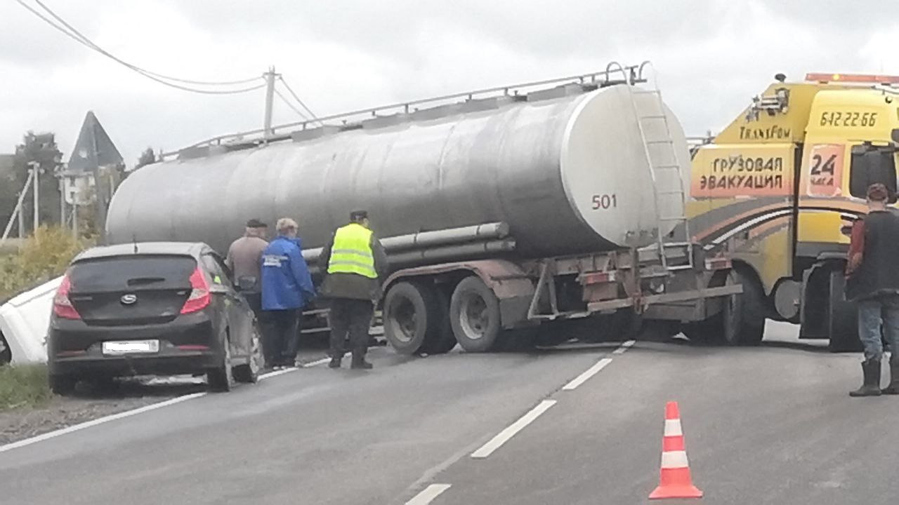 Фото: Автоцистерна съехала в кювет на Ропшинском шоссе › Статьи ›  47новостей из Ленинградской области