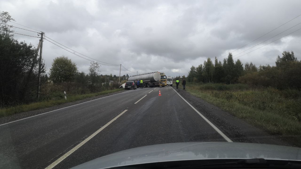 Фото: Автоцистерна съехала в кювет на Ропшинском шоссе › Статьи ›  47новостей из Ленинградской области