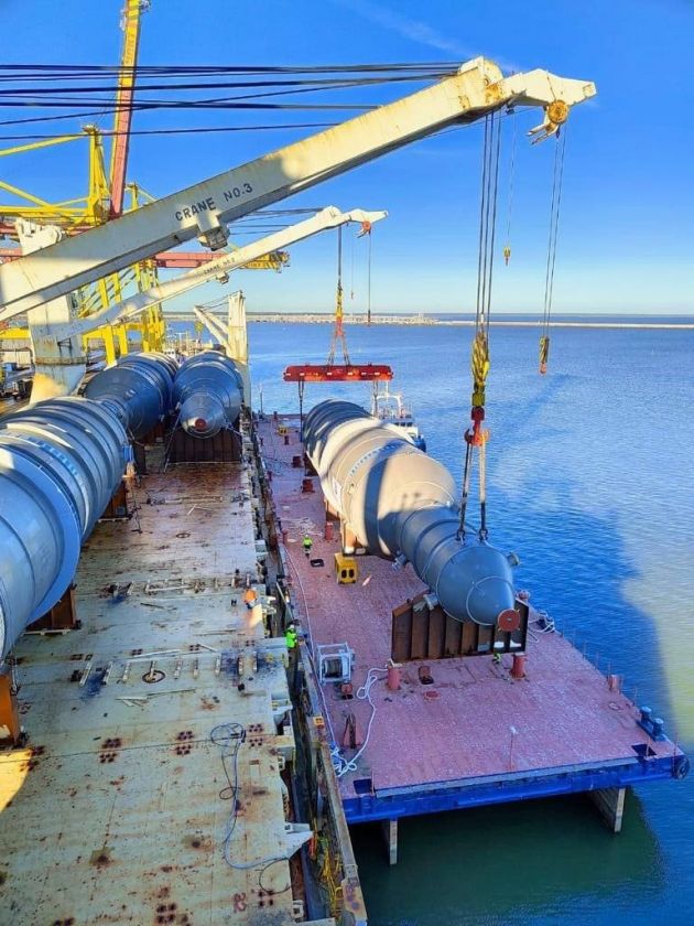 "Это не ракеты". Посмотрите на махины, прибывшие на стройку в Усть-Лугу ...