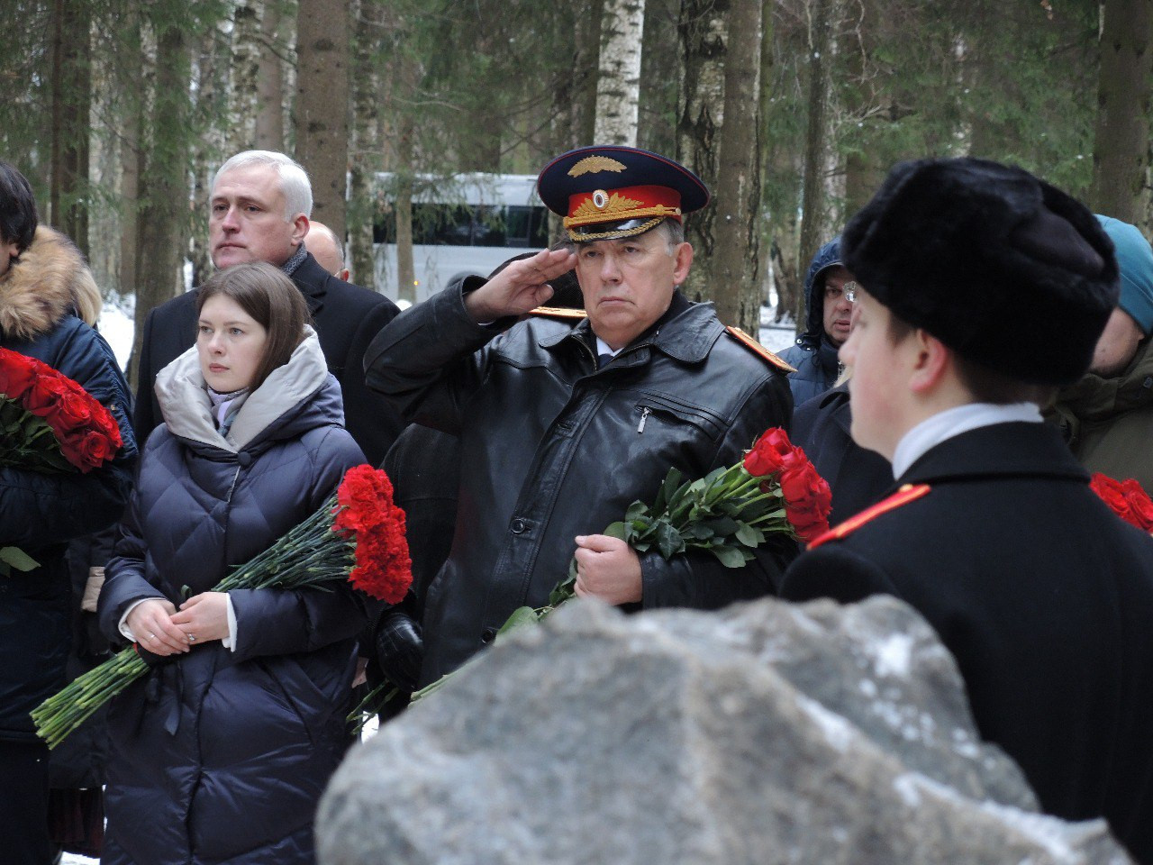 47 новостей ленинградской. Путин в Гатчине. Новости Ленинградской области. Места массовых захоронений ленинградцев. Место захоронения Горшкова.