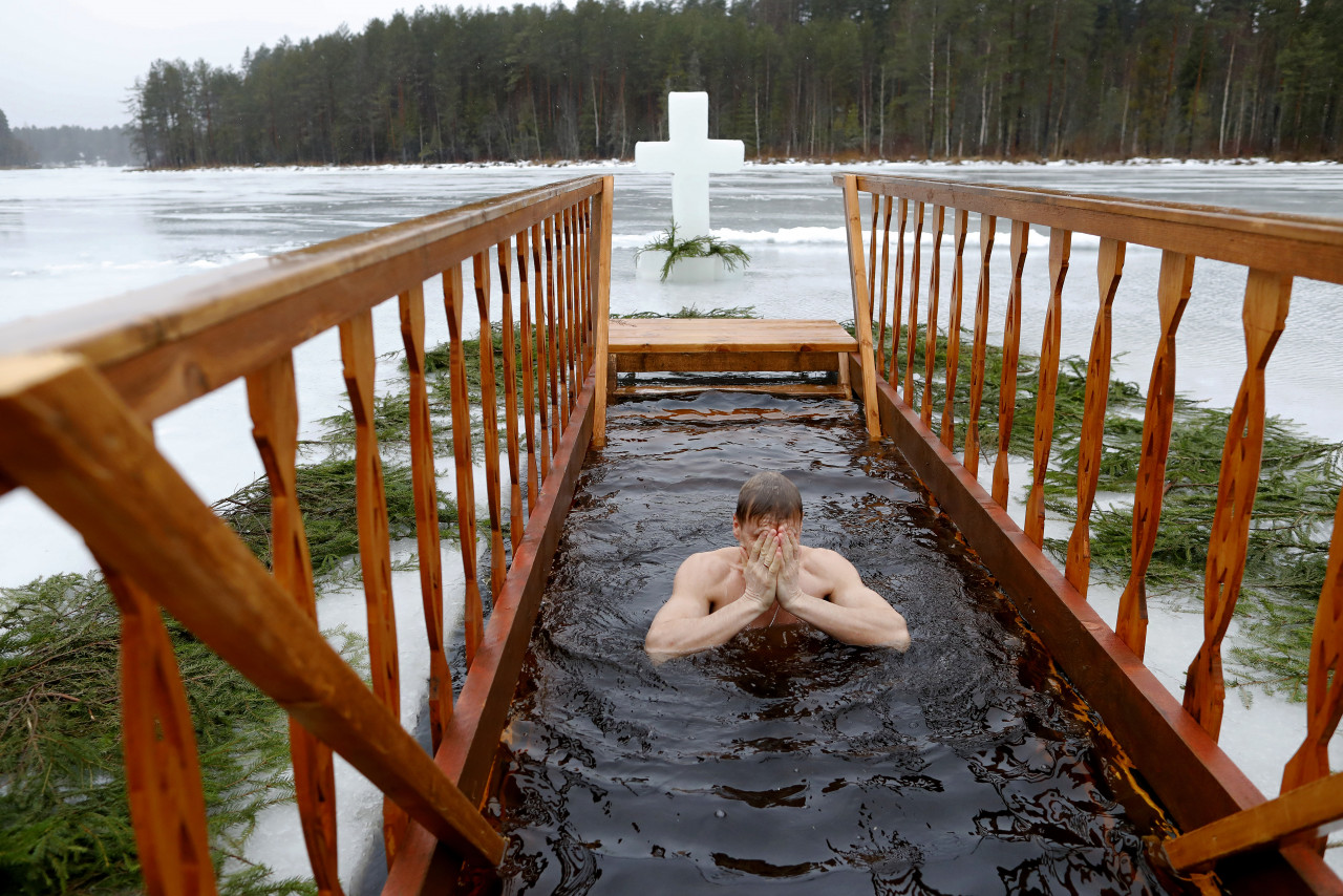 Купание на крещение 2024 спб. Купель на крещение. Купальня на крещение. Крещенские купания 2023. Купели в Петербурге на крещение.