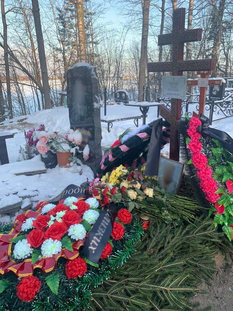 Подзахоронение в родственную могилу. Кладбище. Могилы. Могила на кладбище. Могила с подзахоронением.