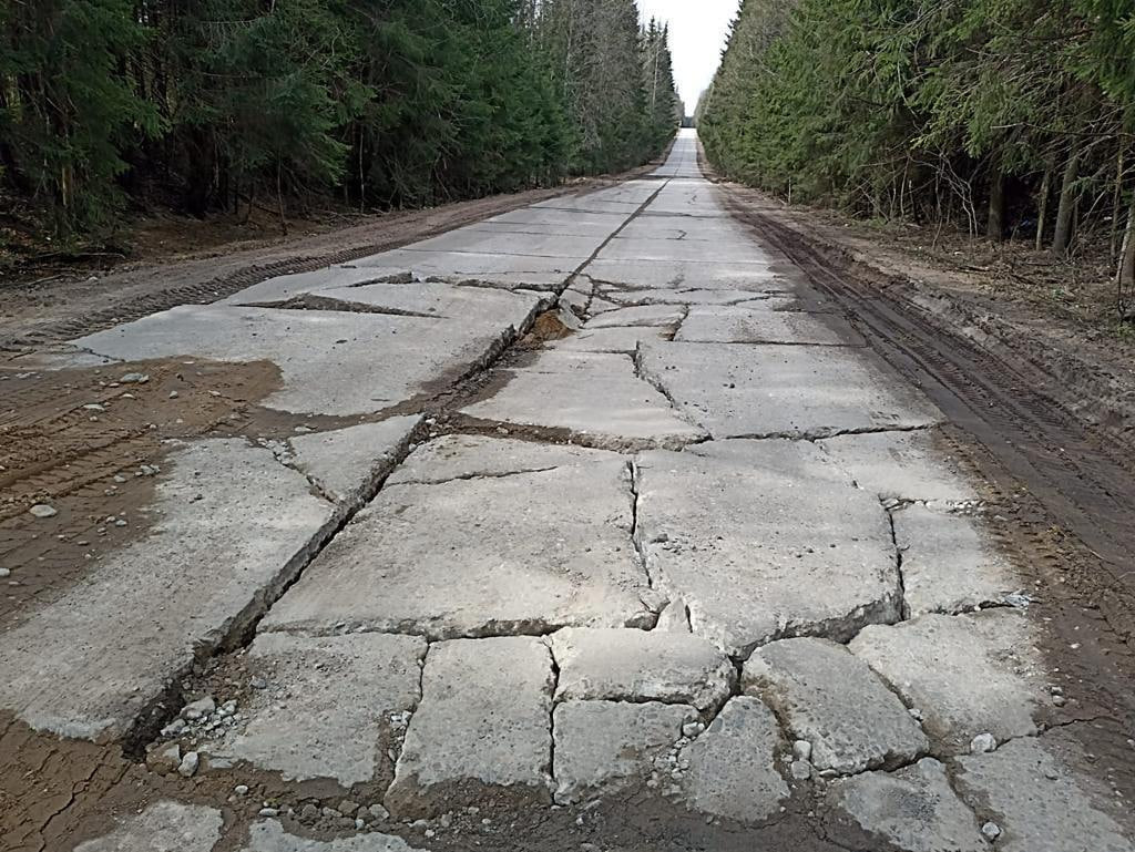 Фото сломанной автодороги в лесу