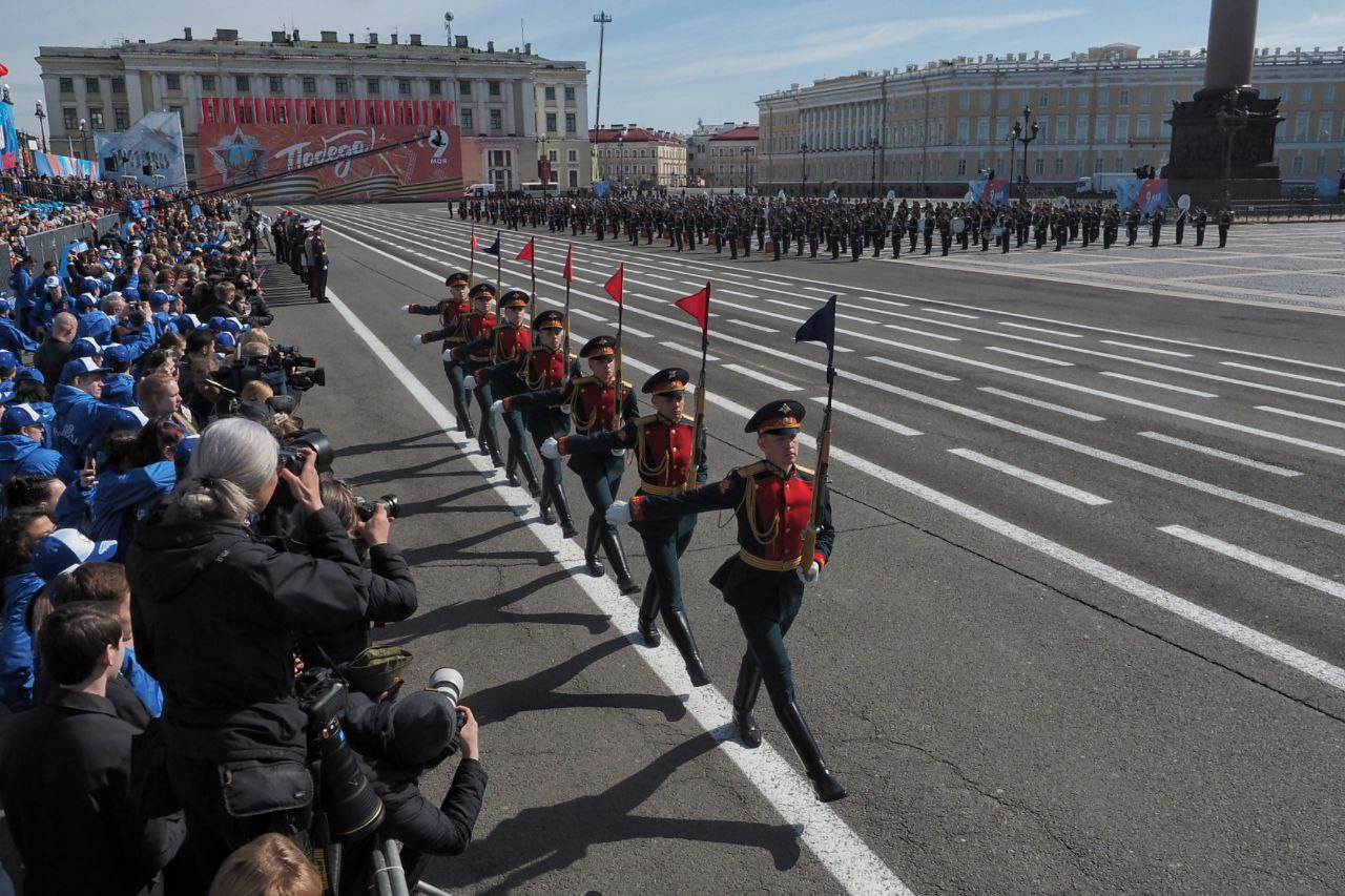 Парад в петербурге. Парад Победы Питер 2023. Парад 9 мая на Дворцовой площади 2023. Парад на Дворцовой площади 9 мая. Дворцовая площадь парад Победы.