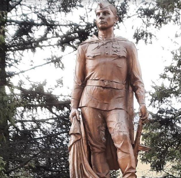 В Вырице Гатчинского района Ленобласти разрушается памятник Советскому ...