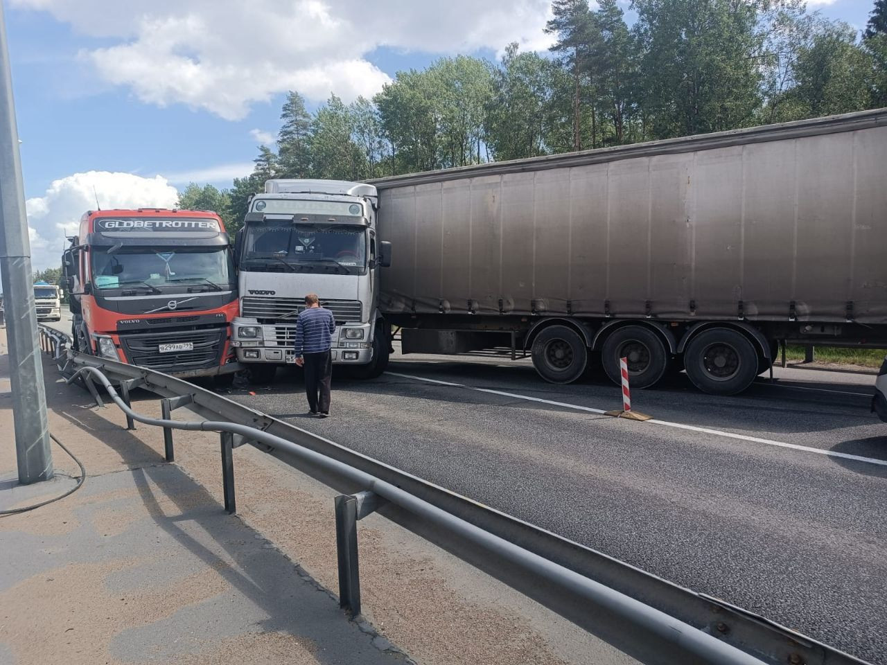 Разбитые грузовики полностью перекрыли КАД на севере Петербурга. Пробки - в  обе стороны: фото › Статьи › 47новостей из Ленинградской области