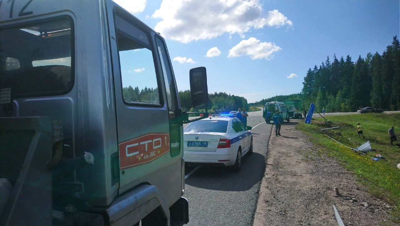 Один погиб, двоим помог случайный врач-мотоциклист – жесткое ДТП у поселка  Калинина (фото) 9 августа 2023 г. › Статьи › 47новостей из Ленинградской  области