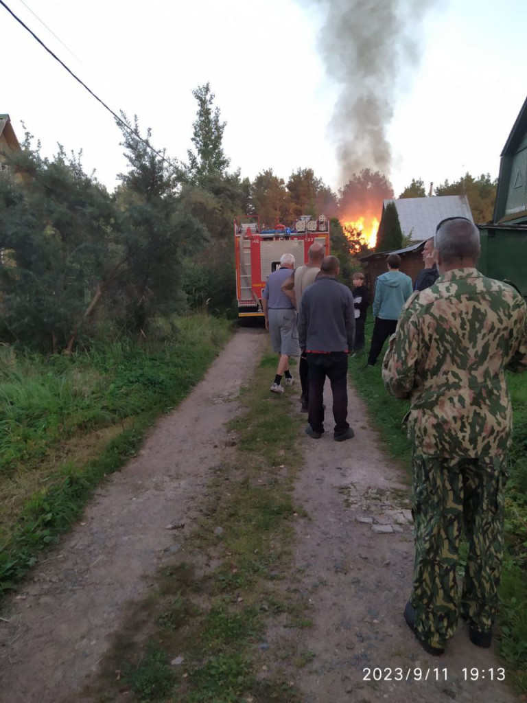 Фото и видео: Огонь охватил два дома в садоводстве под Кировском |  11.09.2023 | ЛенОбласть - БезФормата