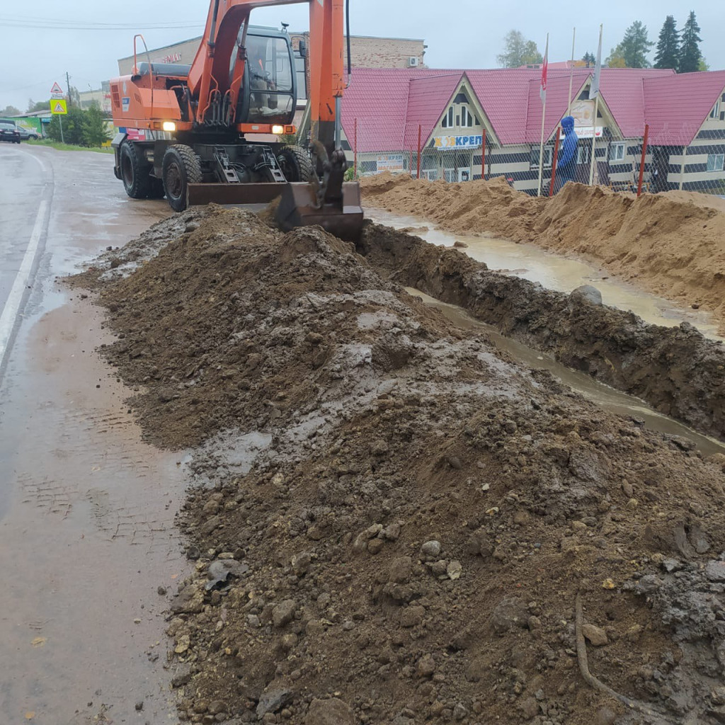 Брызги по два метра в высоту. В центре Сосново идет борьба с гигантской  лужей на дороге (видео) | 05.10.2023 | ЛенОбласть - БезФормата