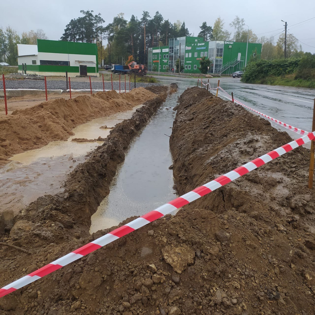 Брызги по два метра в высоту. В центре Сосново идет борьба с гигантской  лужей на дороге (видео) | 05.10.2023 | ЛенОбласть - БезФормата