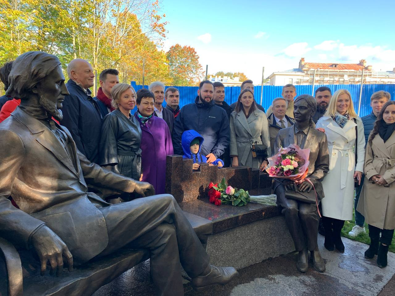 В Гатчине открыли памятник Ушинскому, с ним рядом молодая учительница  (фото) | 06.10.2023 | ЛенОбласть - БезФормата