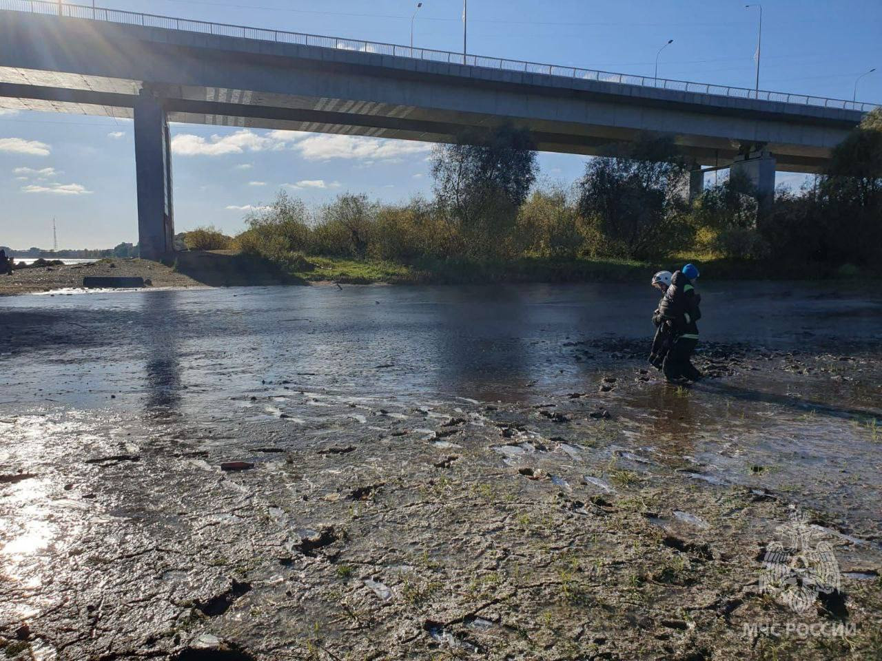 В грязи по колено. Из реки Волхов спасли двух увязших школьников |  21.10.2023 | ЛенОбласть - БезФормата