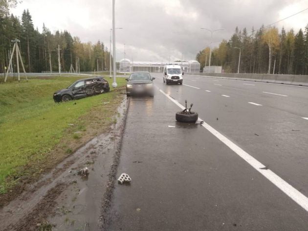 У "Рендж Ровера" отлетело колесо после встречи с самосвалом на ...