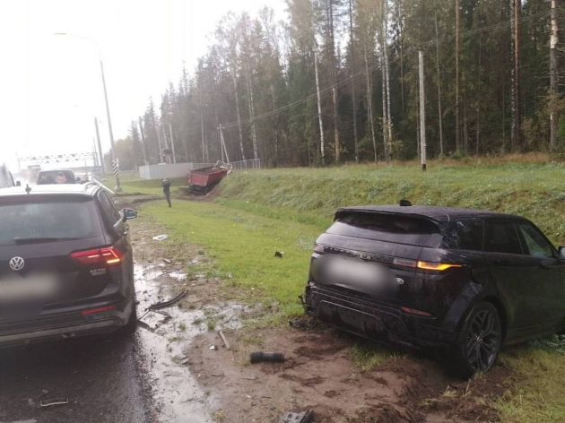 У "Рендж Ровера" отлетело колесо после встречи с самосвалом на ...