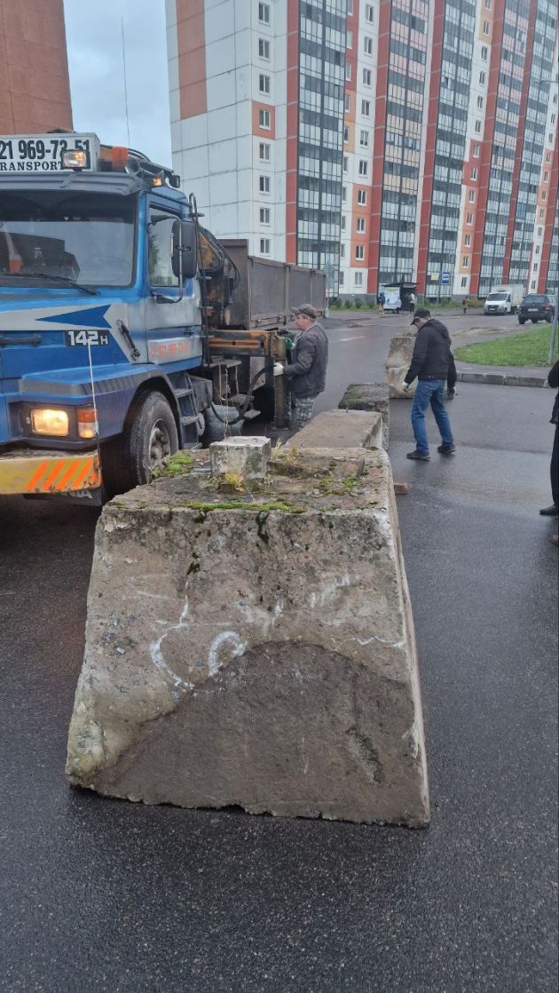 Видео: В Нижнем Новгороде грузовик вывалил бетонные блоки на машины - Российская газета