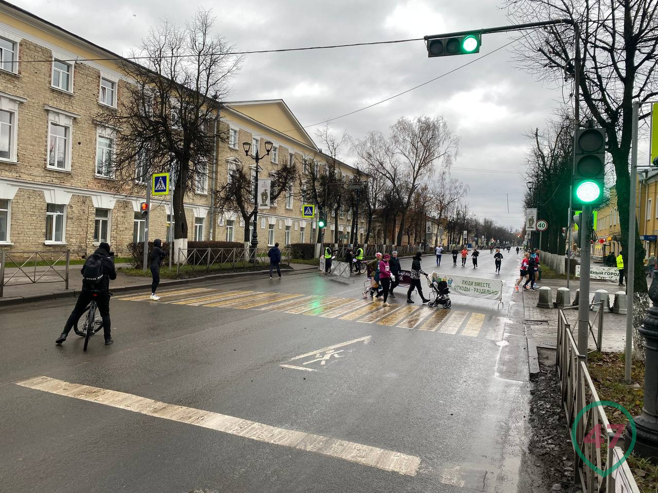 Центр Гатчины закрыли для машин. Там бегут полумарафон, - и украинцы тоже |  12.11.2023 | ЛенОбласть - БезФормата