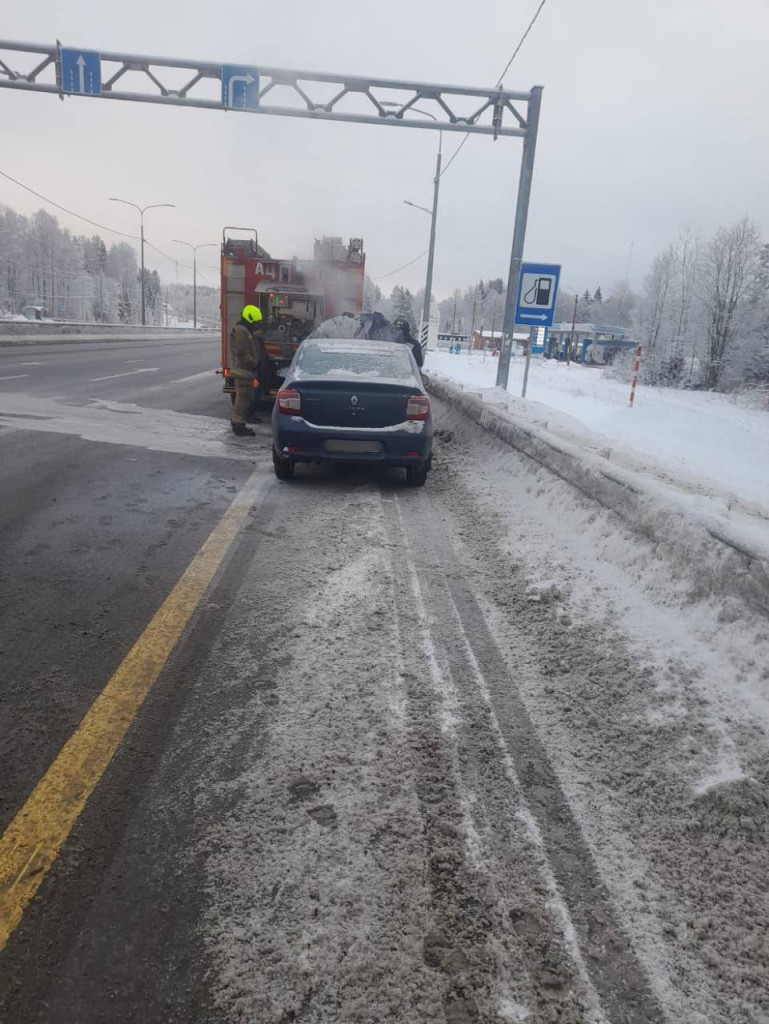 Фото: На «Скандинавии» у легковушки загорелся моторный отсек | 03.12.2023 |  ЛенОбласть - БезФормата