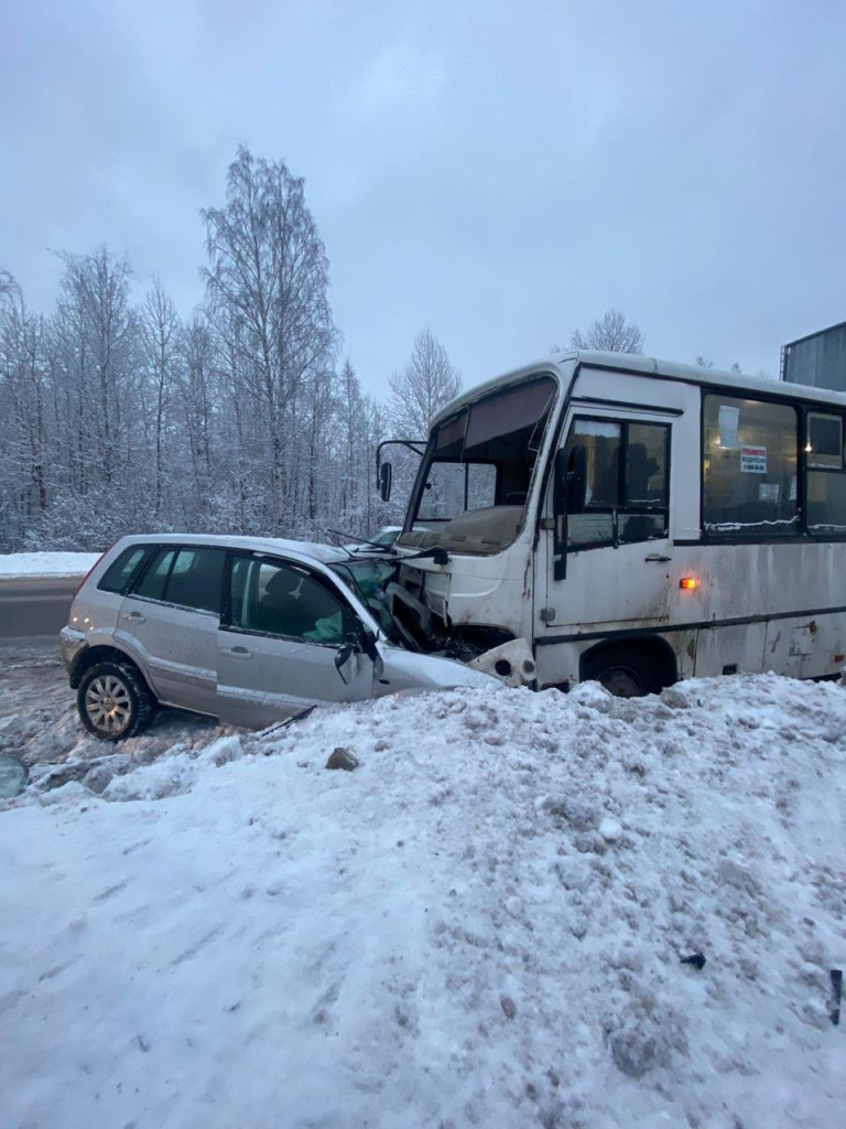 Легковушку расплющило в лобовом ДТП с автобусом у Нового Девяткино,  водитель погиб › Статьи › 47новостей из Ленинградской области