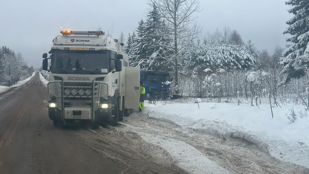 У грузовика в деревне Поги взорвалось колесо. Водителя выручили инспекторы  ГИБДД › Статьи › 47новостей из Ленинградской области