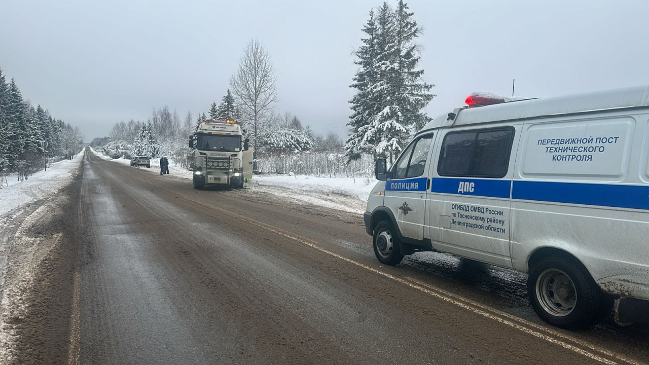 У грузовика в деревне Поги взорвалось колесо. Водителя выручили инспекторы  ГИБДД › Статьи › 47новостей из Ленинградской области