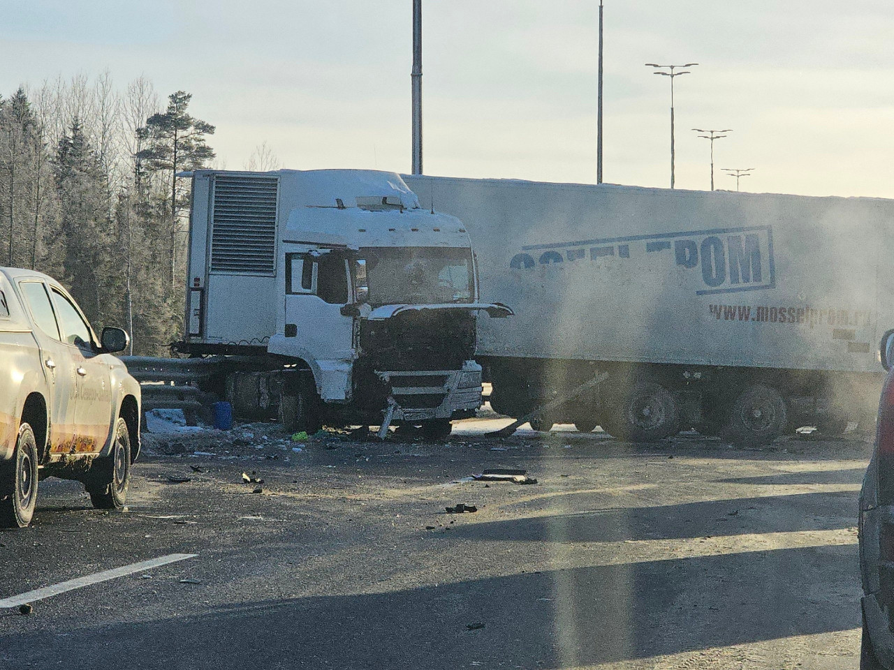 ДТП с фурой и легковушкой у Трубникова Бора перекрыло движение по М-11 в  Москву, в больнице двое | 13.01.2024 | ЛенОбласть - БезФормата