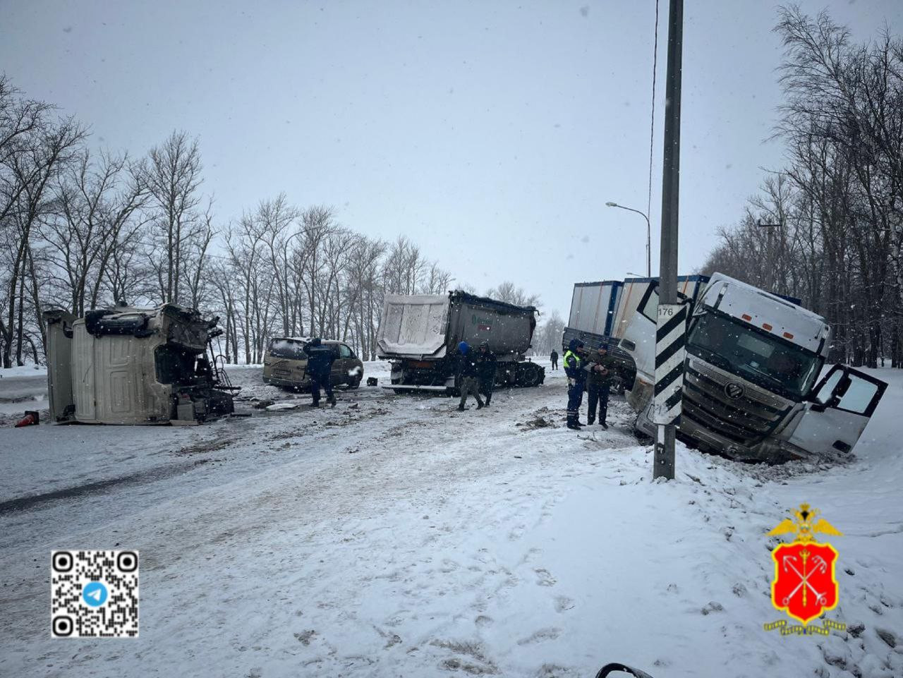 Грузовики и легковушки разбились на М-10 у съехавшей в кювет фуры с  бытовками › Статьи › 47новостей из Ленинградской области