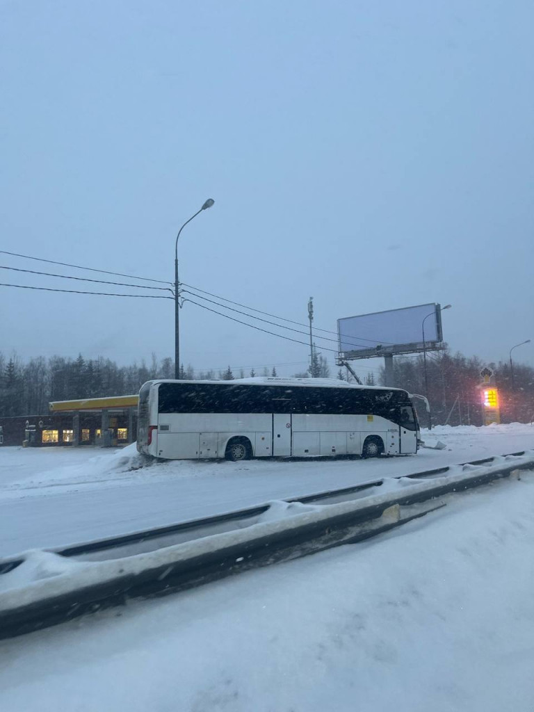 Хоть на работе оставайся». Как заметает снегом Ленобласть и Петербург  (фото, видео) | 18.01.2024 | ЛенОбласть - БезФормата