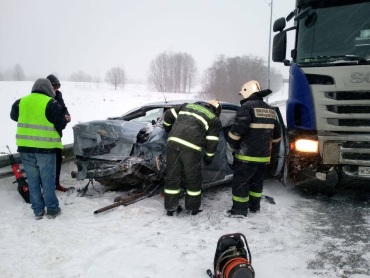 Фото: легковушка попала в ДТП с фурами. Водитель госпитализирован в тяжелом  состоянии | 18.01.2024 | ЛенОбласть - БезФормата