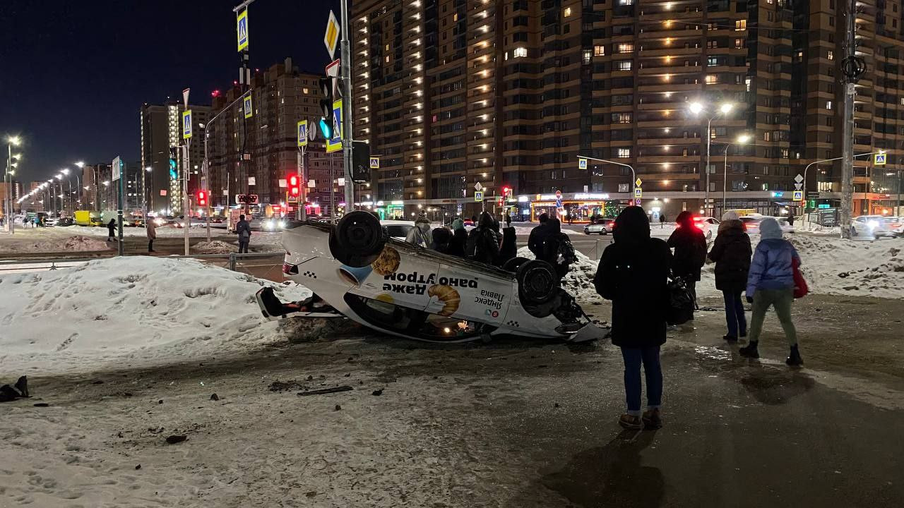 Салон пустой, вокруг люди. В Мурино новая достопримечательность -  перевернутое такси | 13.02.2024 | ЛенОбласть - БезФормата