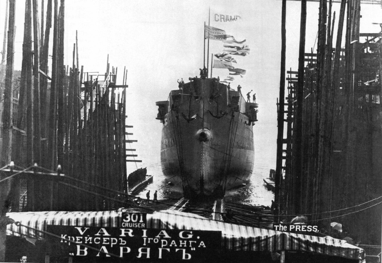 Где был спущен на воду первый русский. Крейсер Варяг 1904. Варяг бронепалубный крейсер. Крейсер Варяг 1899. Крейсер Варяг 1916 год.