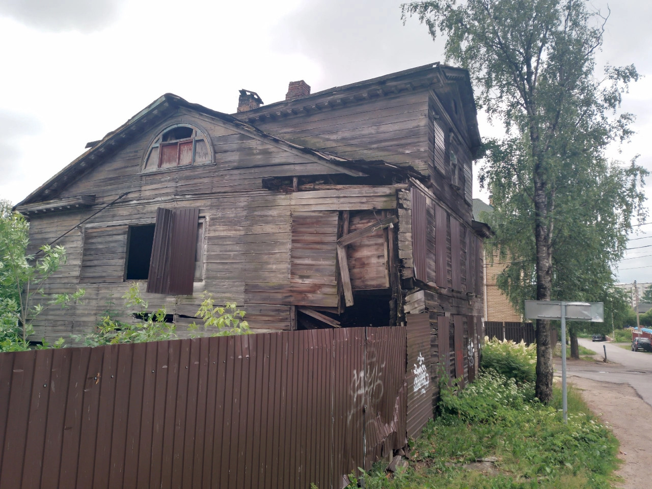 В Тихвине нашли собственников заброшенного здания-памятника, мимо которого  на каторгу шел Достоевский. Теперь им заплатят - 6 марта 2024 г. › Статьи ›  47новостей из Ленинградской области