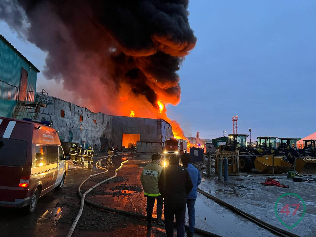 Роспотребнадзор взял пробы воздуха у ближайших домов к месту пожара на  Волхонском шоссе. Ликвидация пламени продолжается (фото) | 10.03.2024 |  ЛенОбласть - БезФормата