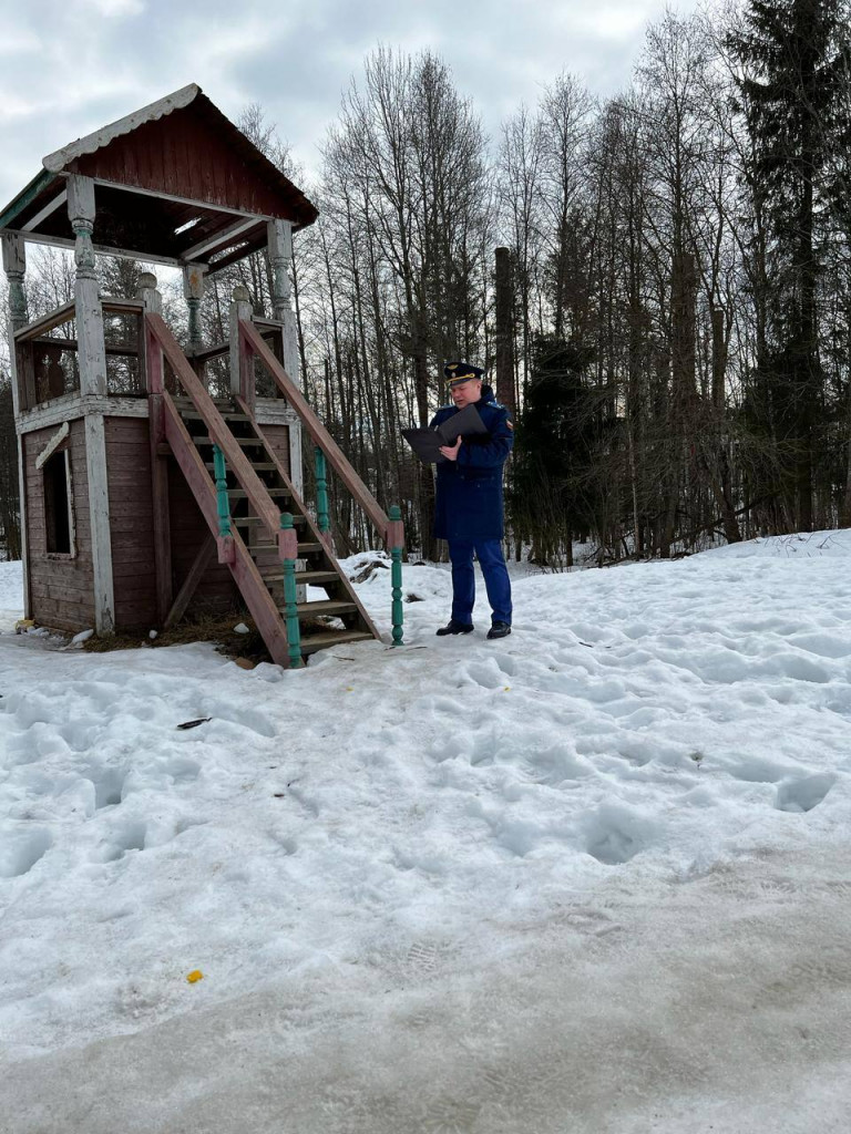 Прокуратура пришла во двор Токсово, где детям угрожала дырявая горка с  занозами (фото) - 11 марта 2024 г. › Статьи › 47новостей из Ленинградской  области