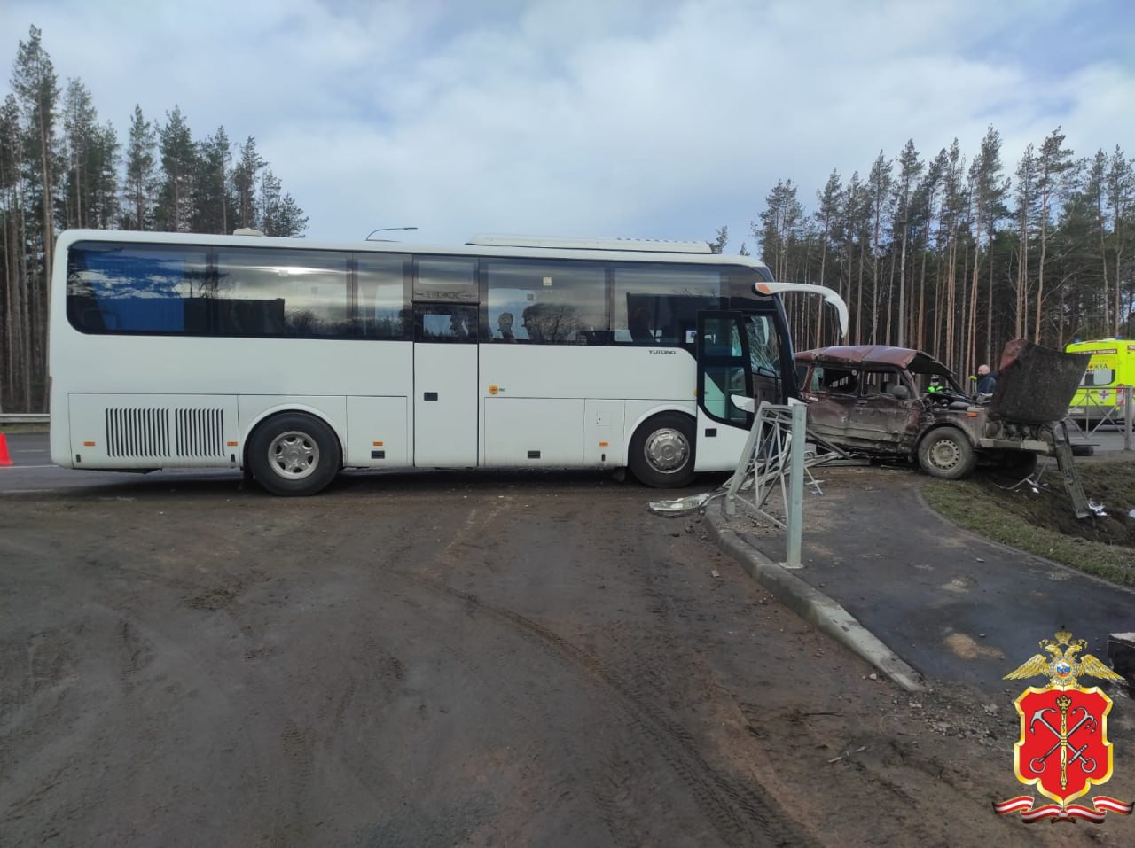 В жестком ДТП с автобусом у Усть-Луги пострадали рабочие из регионов |  09.04.2024 | ЛенОбласть - БезФормата